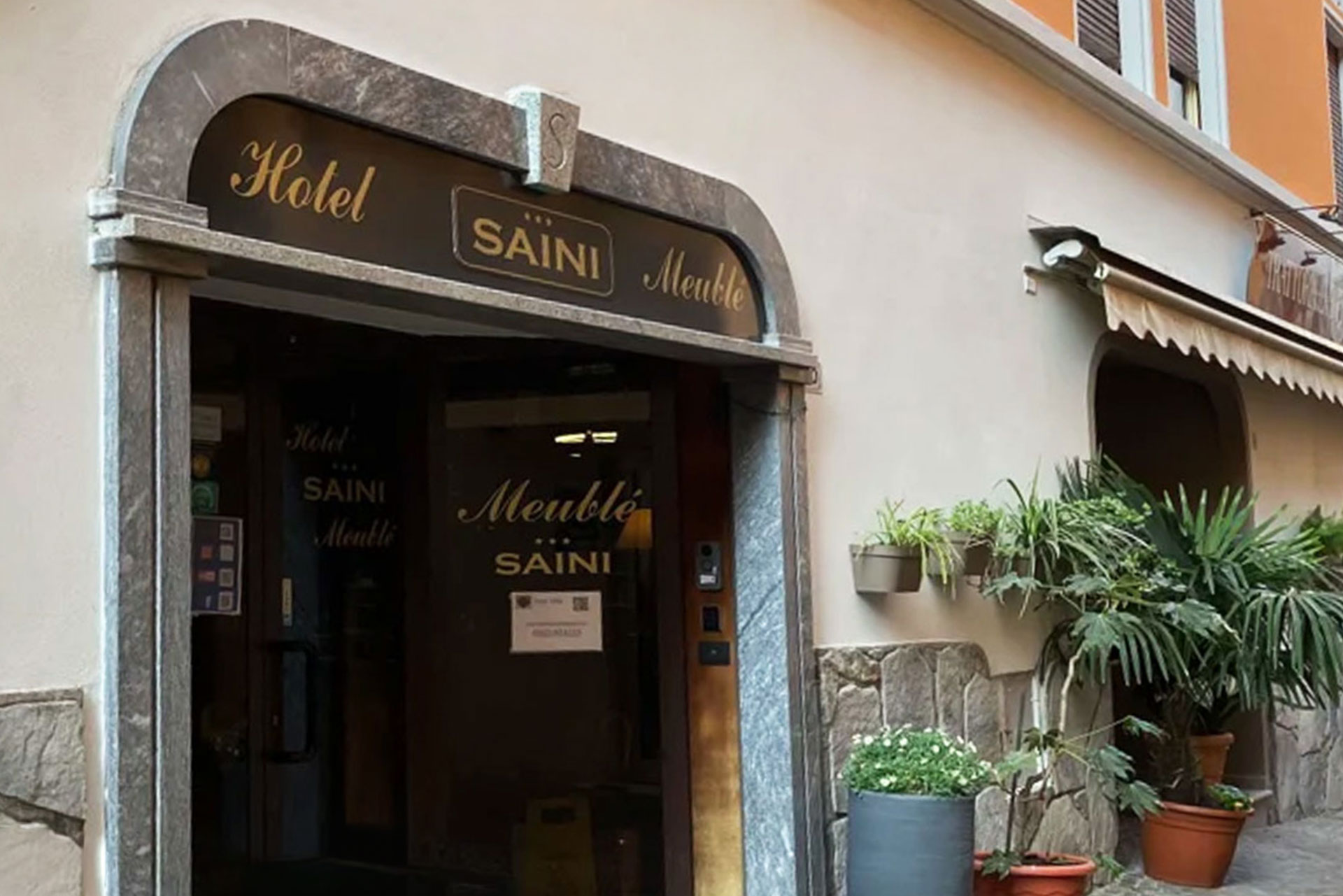 hotel saini stresa lago maggiore - dettaglio ingresso