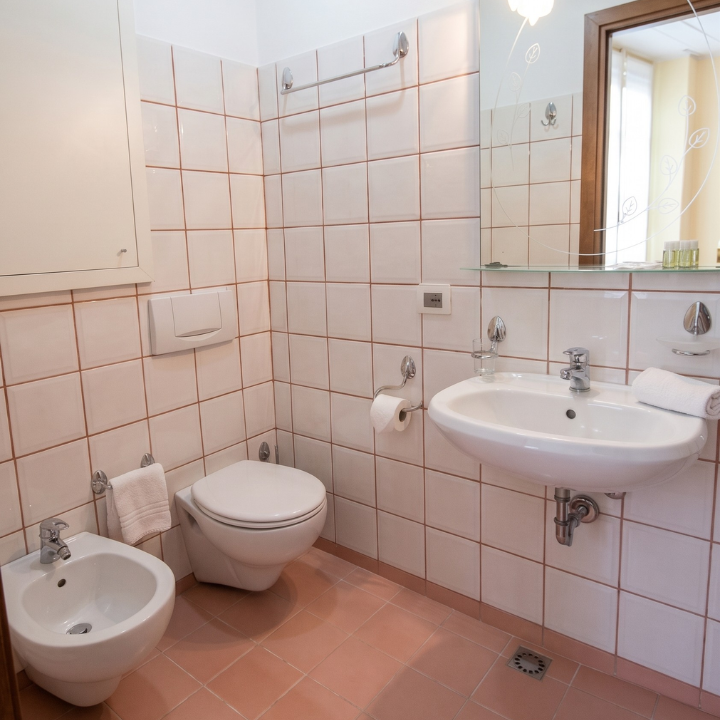 hotel saini stresa lago maggiore - bagno
