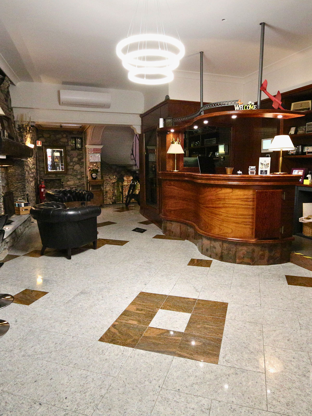 saini_0003_Ingresso bar